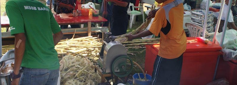 Lots of drinks are available at the Ramadan market, of which sugar cane is very popular. This machine extracts the sugary juice from the sugar cane